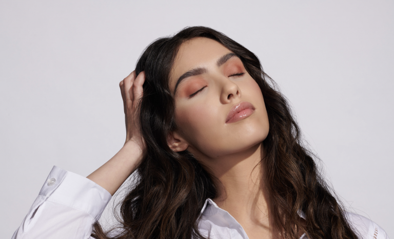 Tendance maquillage : comment utiliser les gloss à lèvres et les enlumineurs pour un look éclatant
